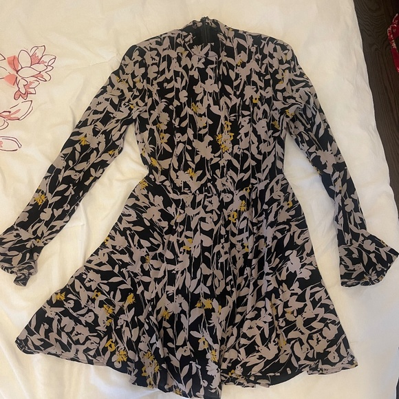 Long sleeve Guess Dress with flare wrist - Picture 1 of 1